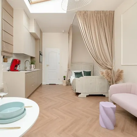 Urokliwe Studio Blisko Ulicy Piotrkowskiej W Samym Sercu Lodzi By Renters Apartment Lodz