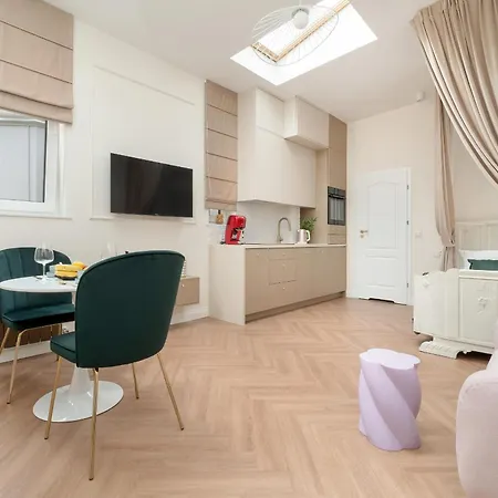 Urokliwe Studio Blisko Ulicy Piotrkowskiej W Samym Sercu Lodzi By Renters * Lodz