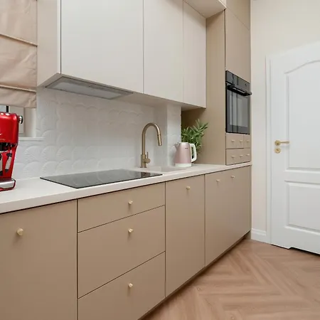 Urokliwe Studio Blisko Ulicy Piotrkowskiej W Samym Sercu Lodzi By Renters *
