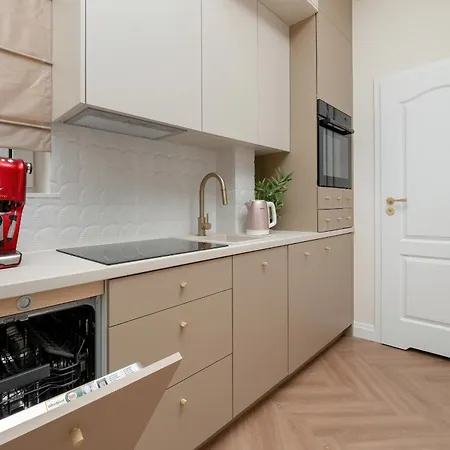 Apartment Urokliwe Studio Blisko Ulicy Piotrkowskiej W Samym Sercu Lodzi By Renters