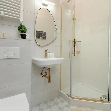 Apartment Urokliwe Studio Blisko Ulicy Piotrkowskiej W Samym Sercu Lodzi By Renters