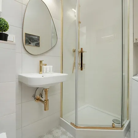 Apartment Urokliwe Studio Blisko Ulicy Piotrkowskiej W Samym Sercu Lodzi By Renters