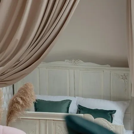 Apartment Urokliwe Studio Blisko Ulicy Piotrkowskiej W Samym Sercu Lodzi By Renters *