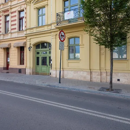 Apartment Urokliwe Studio Blisko Ulicy Piotrkowskiej W Samym Sercu Lodzi By Renters